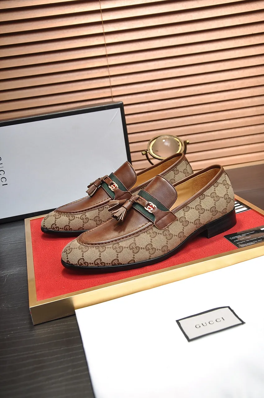 Men's shoes💰500💶Italy's top luxury men's shoe giant (GUCCI) (Gucci) (full cowhide lining) new arrival🍃Original European style🔰 Pleasant to the eye😍In order to make the shoes more durable and non-deformable🌀The production continues to follow traditional methods but there is still no lack of innovation💪Choose original sheepskin for the leather♻️ Smooth and natural And extra bright ⭐Made of imported cowhide, the first choice of rich people 38-45 (45 customized)